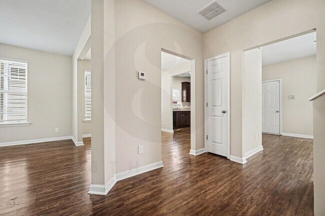 Building Photo - Must See 3BR/2.5BA Home in East Point!