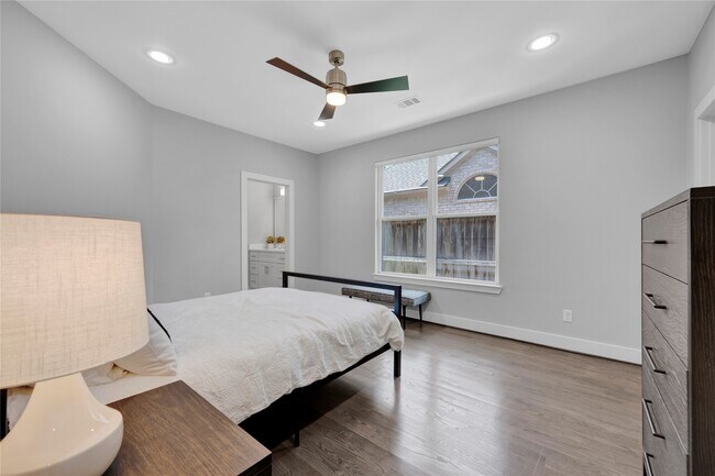 Building Photo - 19 Acorn Cluster Ct