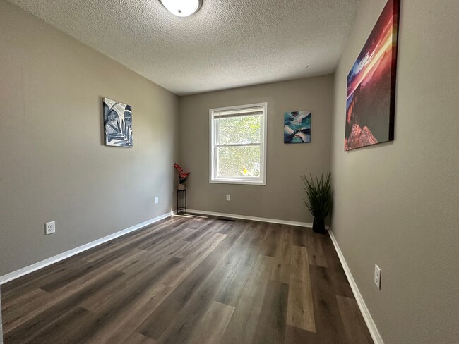 Building Photo - 3 bed, 1 bath home for rent in Maywood edi...