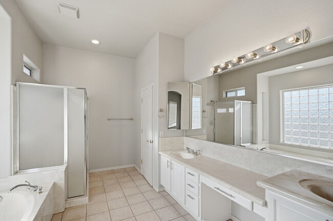 Building Photo - 1425 W Commerce Ave