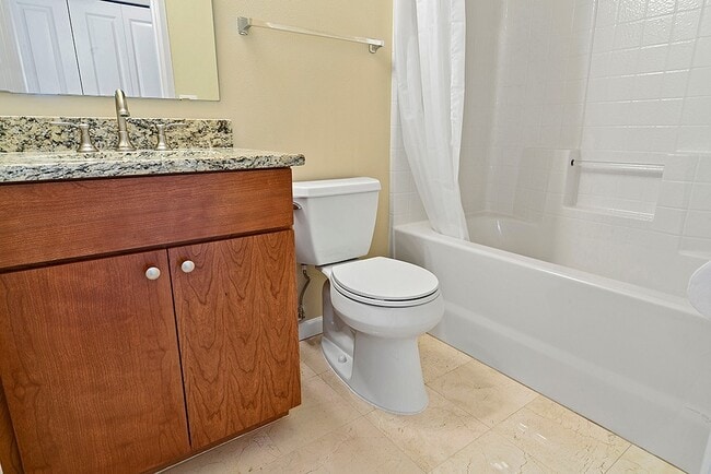Building Photo - 3 Bedroom Townhome in DuPont