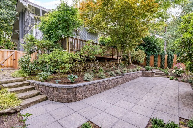 Building Photo - Stunning Portland Heights Craftsman for Re...