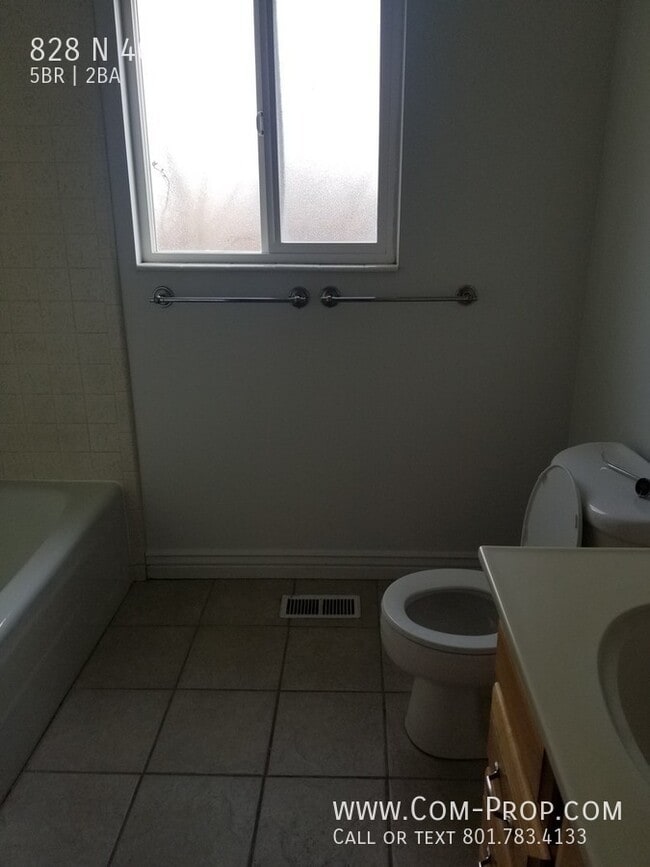 Building Photo - 828 400 E