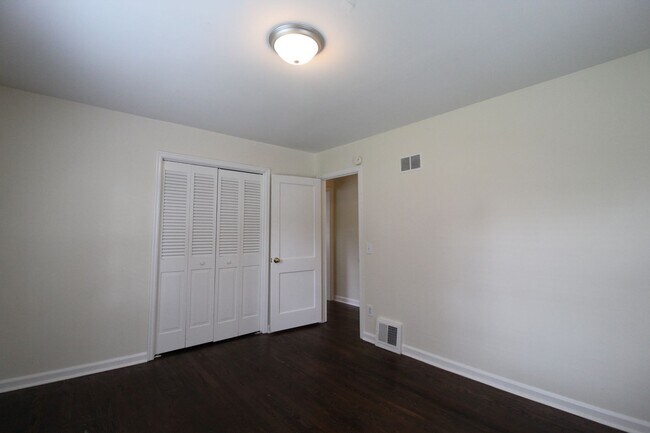 Building Photo - 2 Bedroom 1 Bath Home in Roeland Park