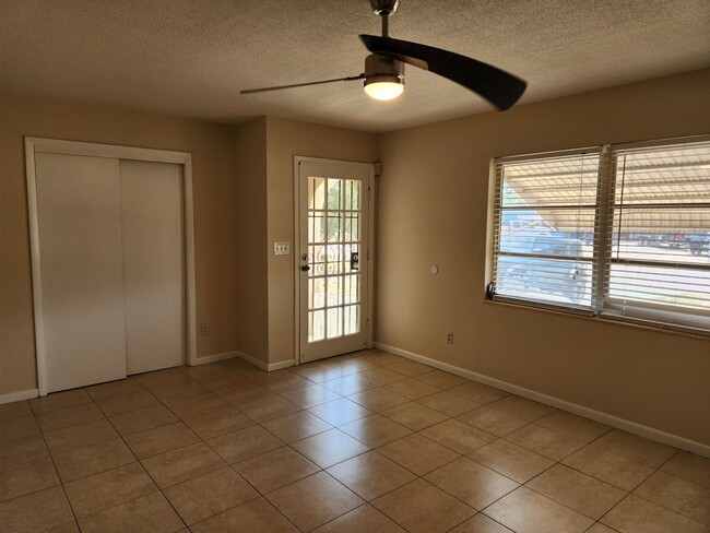 Building Photo - 324 Canyon Dr N