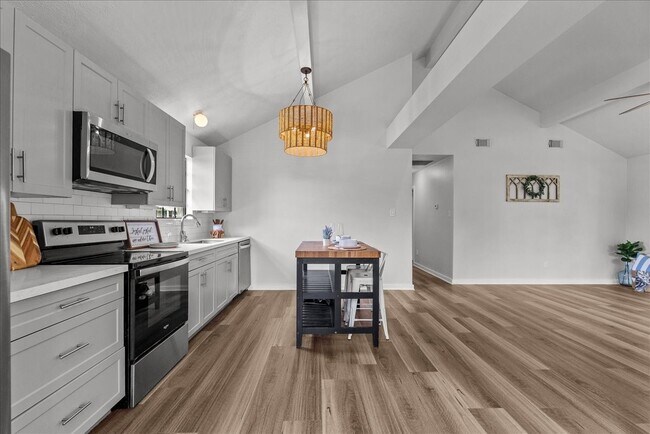 Building Photo - 310 Lakeside Dr