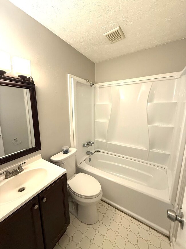 Building Photo - ** 3 Bed 1.5 Bath Located in South Lawn** ...