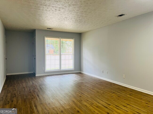 Building Photo - 104 Peachtree Ct