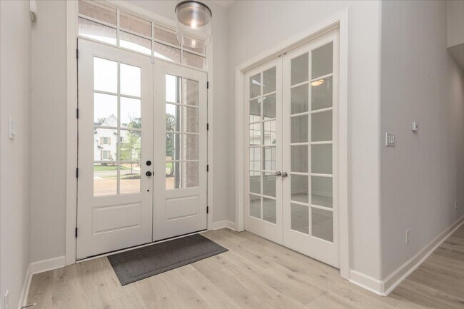 Building Photo - Like New 6 BR/ 4.5 BA in Lakeland