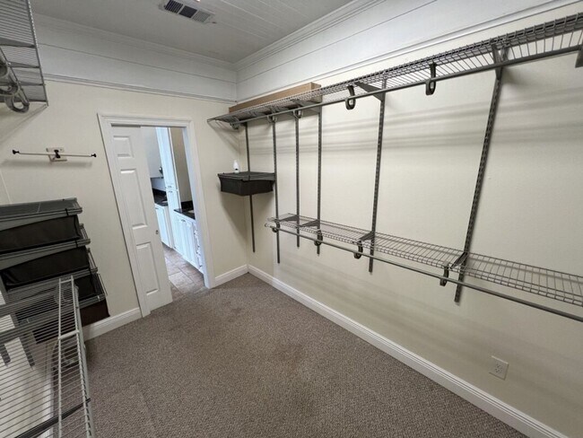 Building Photo - Charming 3 Bedroom Home Near LSU, University Lakes & Parade Routes!