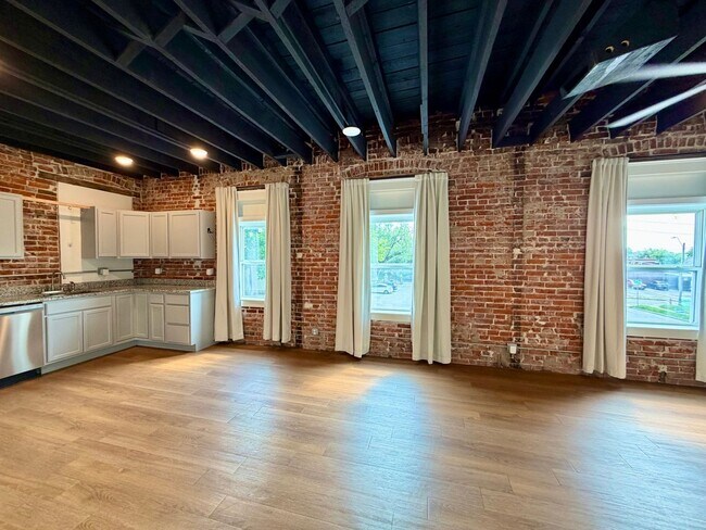 Building Photo - {2202 - A} Spacious Two Bedroom Condo in Historic Pendleton Heights Available Immediately