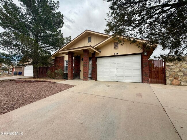 Building Photo - 12118 Royal Woods Dr