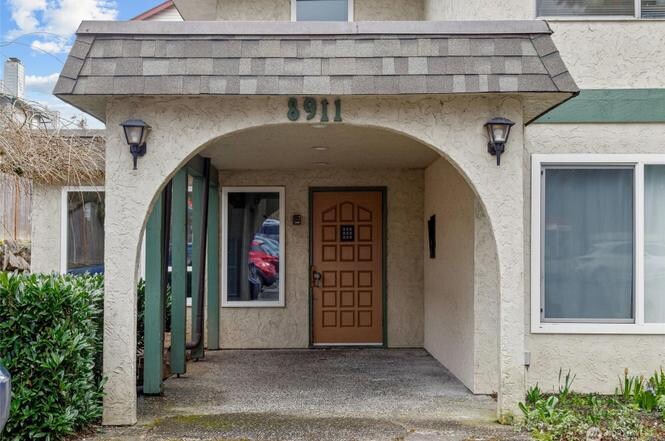 Building Photo - 8911 Holly Dr