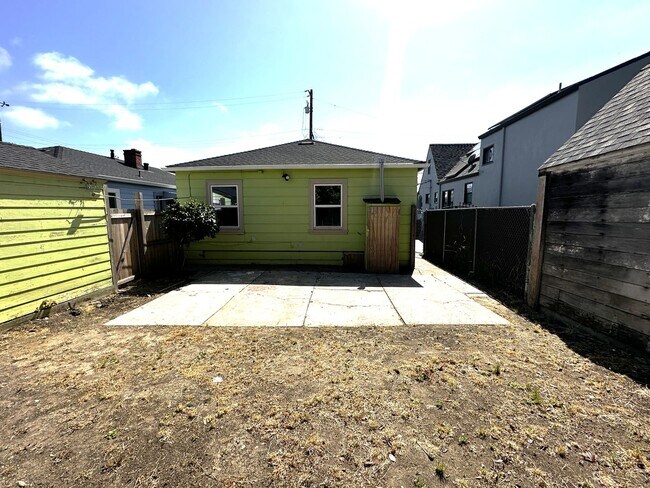 Building Photo - 2 BED/1 BATH/Home For RENT! Cozy, and Char...