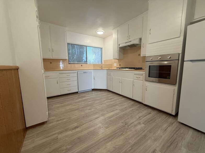 Building Photo - 330 E Fairview Ave