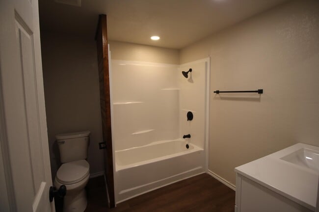 Building Photo - 213 N Waldrip St