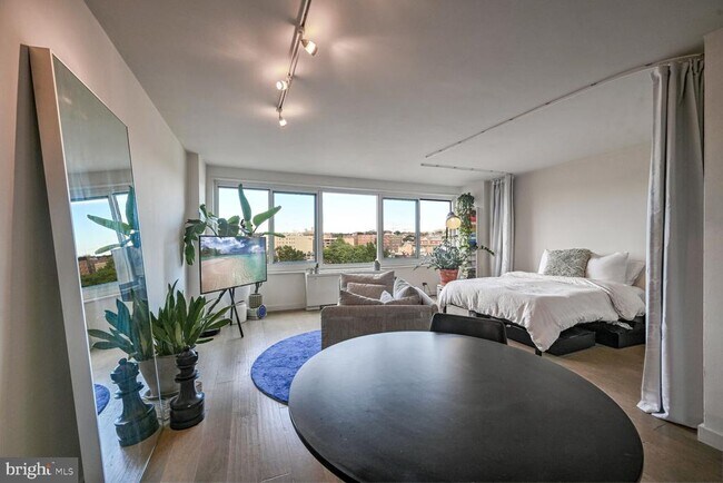 Building Photo - 1330 New Hampshire Ave NW