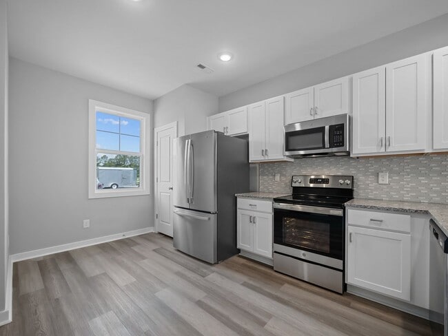 Building Photo - Large 3 story townhome near beach with com...