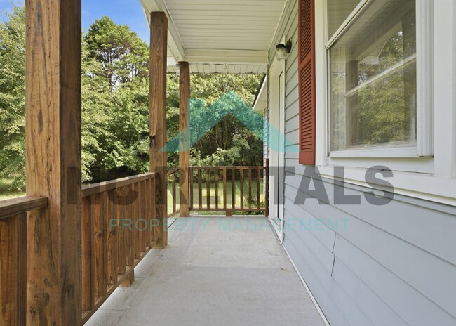 Building Photo - 141 Marthas Ln-