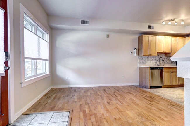 Building Photo - Renovated 1 Bedroom 1 Bathroom Townhome in...