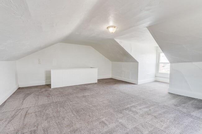 Building Photo - 28 Sharon St