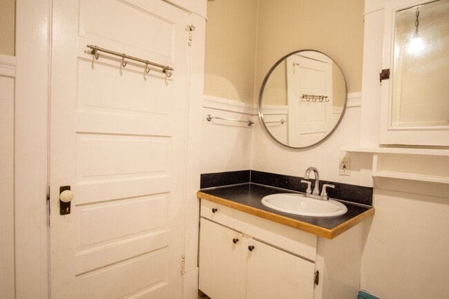 Building Photo - Gorgeous + Spacious 2-Bedroom Flat with Hardwoods, Dishwasher, Fireplace + Etc.!