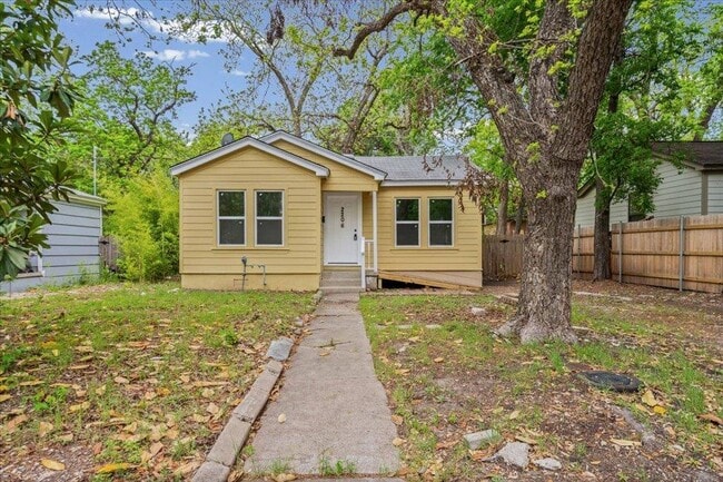 Building Photo - 2206 Rountree Dr