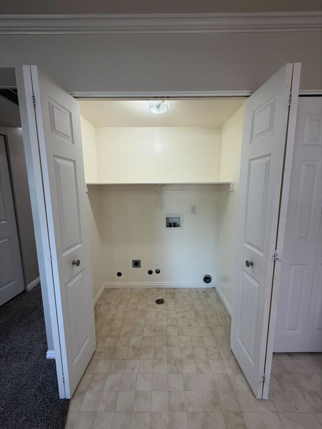Building Photo - Move In for Less! $1,000 Move-In Credit | 2 Bed 1.5 Bath Condo in Ogden!