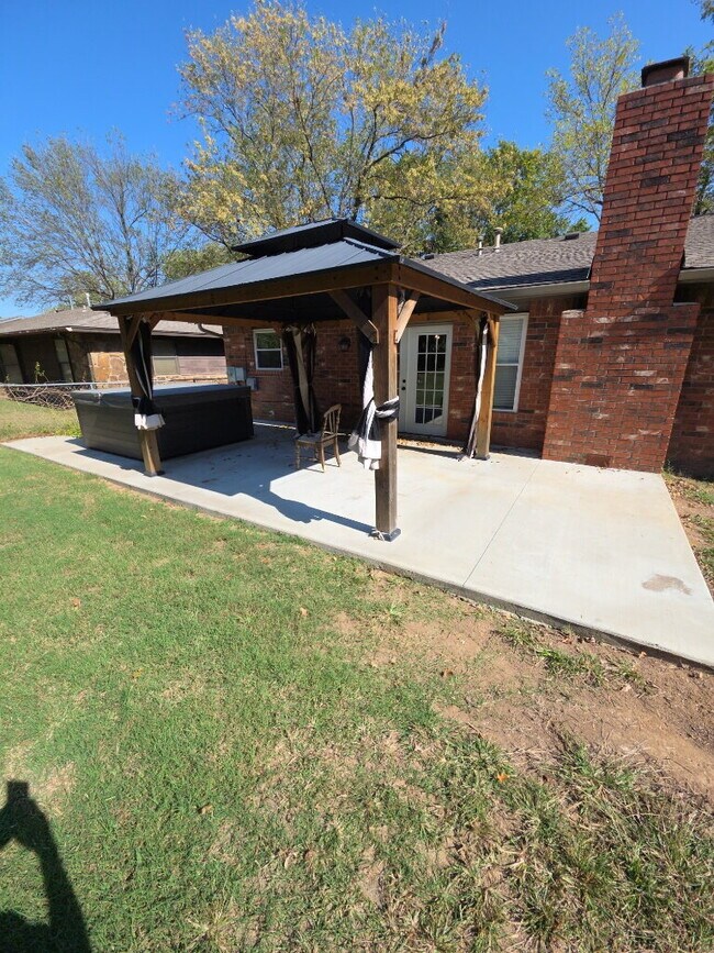 Building Photo - "Charming 3-Bed, 2-Bath Haven in Broken Ar...