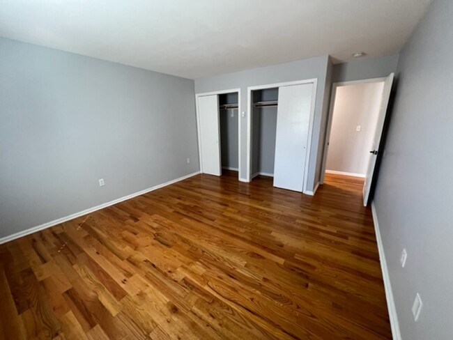 Building Photo - Renovated large 1 BR in heart of downtown ...
