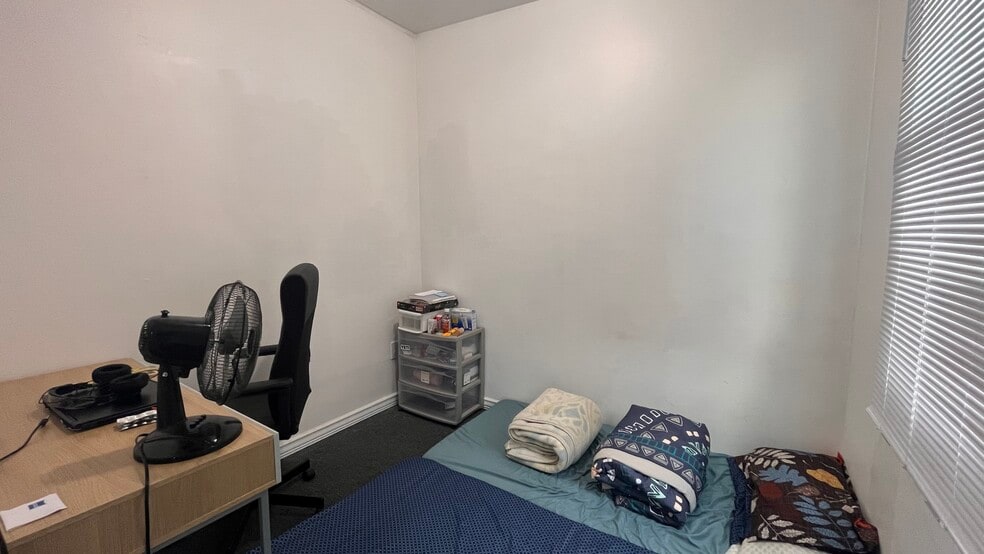 Building Photo - 5807 Hobart St