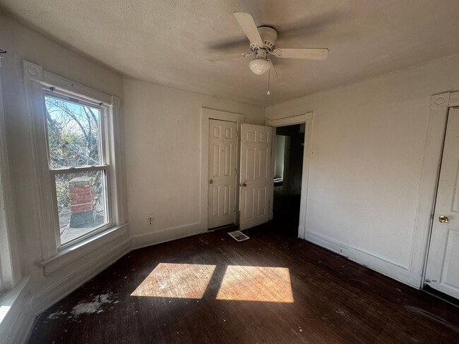 Building Photo - 5 Bedroom 2 bath