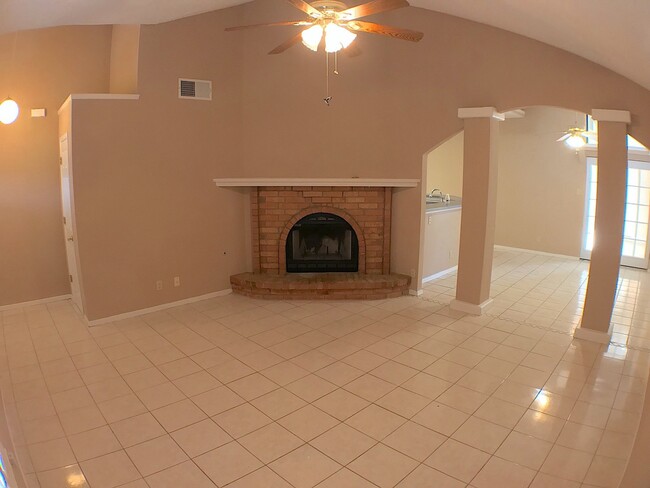 Building Photo - North Hills 3 Bed Refrig A/C!