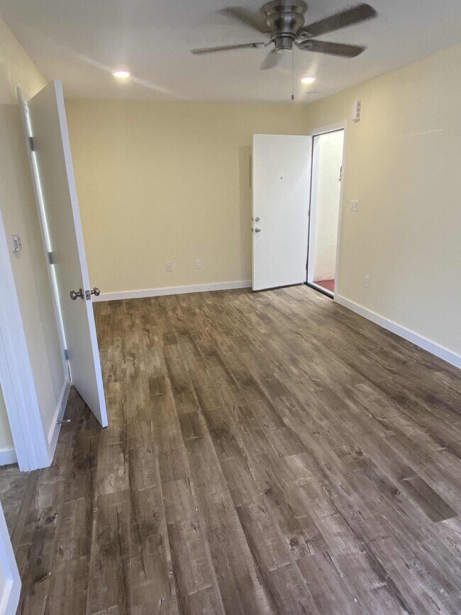 Building Photo - 1412 W Florence Ave