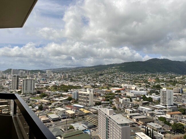 Building Photo - 2499 Kapiolani Blvd