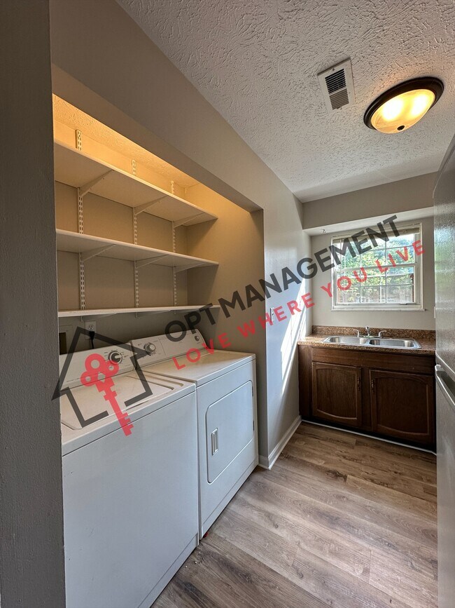 Building Photo - 1406 Sunset Dr