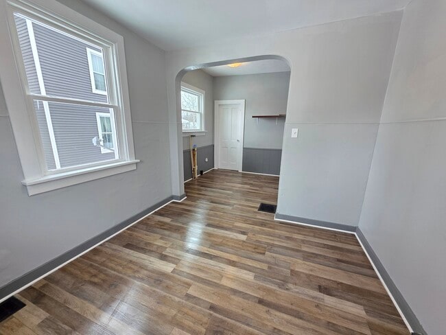 Building Photo - 129 W Perry St