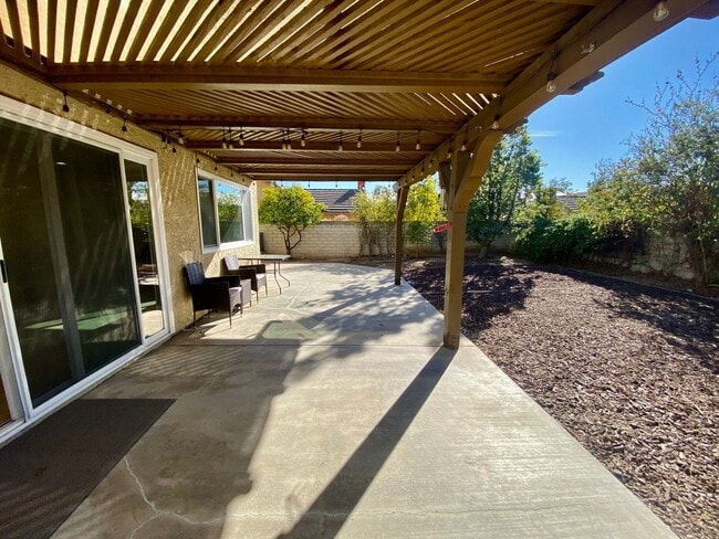 Building Photo - Gorgeous 3 bed 3 bath home in Thousand Oaks - First Time Rental!