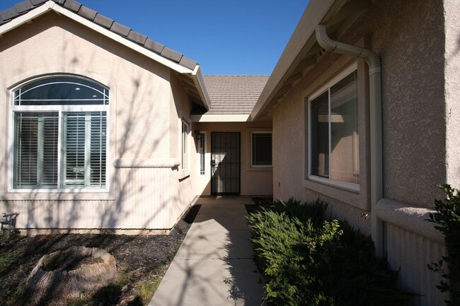 Building Photo - Spacious 4-bedroom 2-Bath