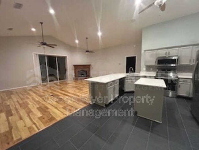Building Photo - 1559 Lakeway Dr