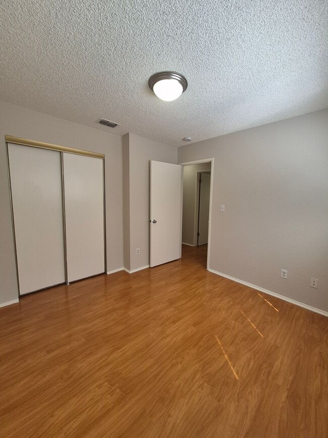 Building Photo - 7520 Blackthorne Way
