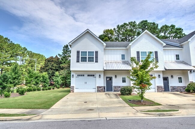 Building Photo - Luxury 3-Bed, 3.5-Bath Townhome in Gatewoo...