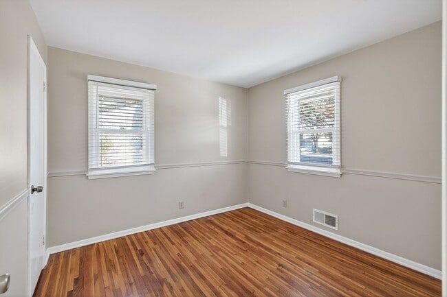 Building Photo - Great Location