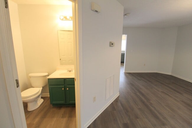 Building Photo - 3 story townhome with fenced in yard for rent in Taylor Springs