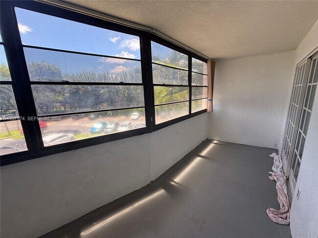 Building Photo - 10854 N Kendall Dr
