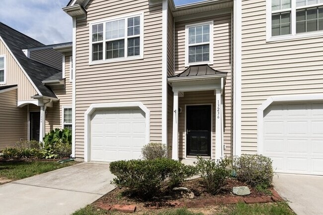 Building Photo - Beautiful 3BD/2.5BA Townhome in the Lions Gate Community!