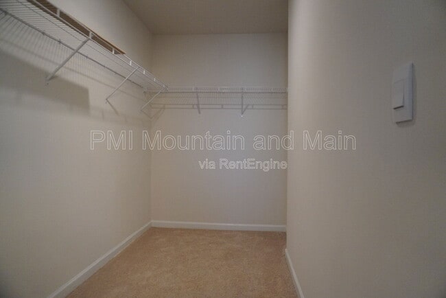 Building Photo - 210 Creekview Rd