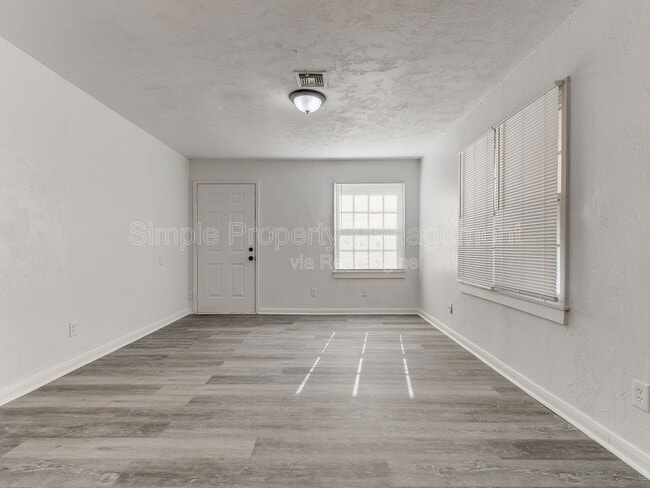 Building Photo - 405 E Northrup Dr