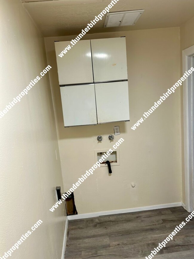 Building Photo - $500 off first months rent!!! Centrally lo...