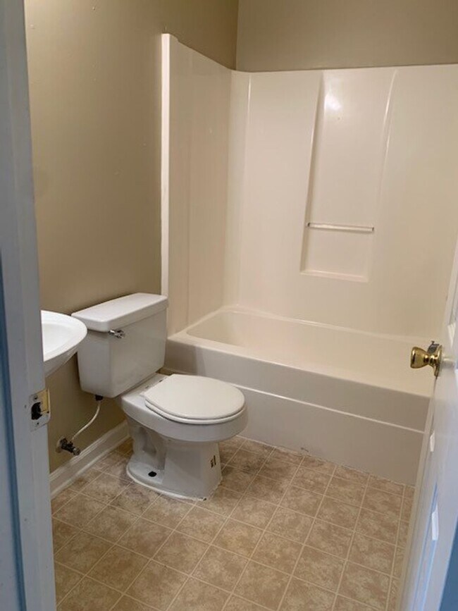 Building Photo - 3BD/2B located in Valdosta city limits.